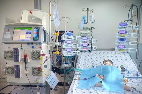 Bé gái 6 tháng tuổi nguy kịch vì mắc tay chân miệng