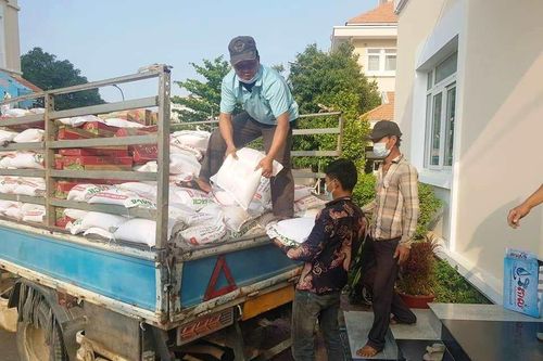 Hàng chục tấn hàng gửi người gốc Việt tại Campuchia chống COVID-19
