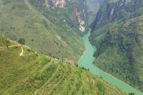 Ngắm vẻ đẹp hùng vĩ của thung lũng kiến tạo độc nhất vô nhị tại Việt Nam