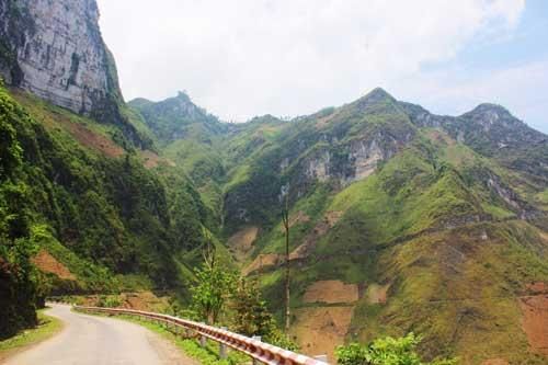 Khung cảnh núi non hùng vĩ trên đèo Mã Pì Lèng ở Hà Giang