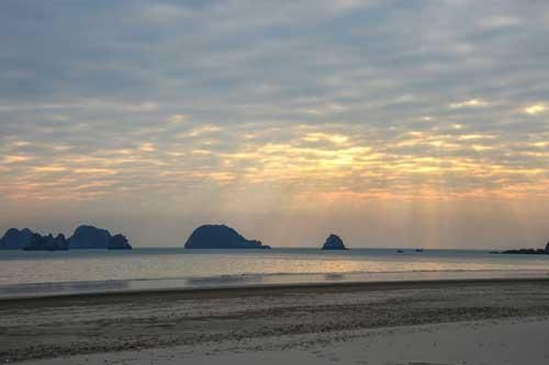 Những bãi biển hoang vắng tha hồ 'sống ảo' ở Quảng Ninh