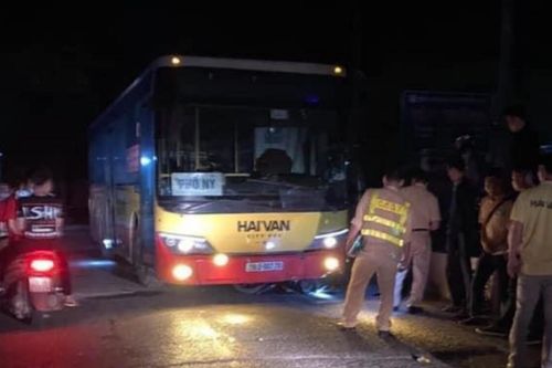 Hà Nội: Xe buýt Hải Vân va chạm với xe máy khiến 1 người tử vong thương tâm