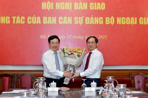 Tân Bộ trưởng Ngoại giao, Bộ trưởng Giáo dục và Đào tạo nhận nhiệm vụ