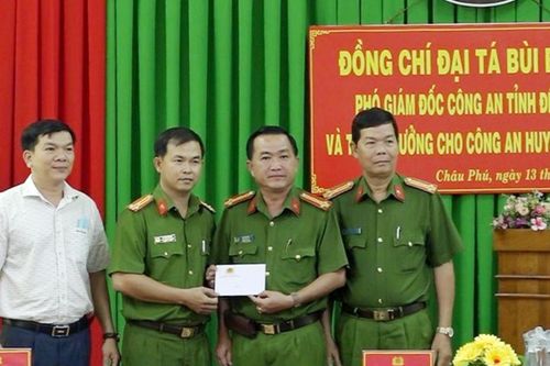 Công an huyện Châu Phú được khen thưởng trong thực hiện dự án sản xuất, quản lý và cấp căn cước công dân