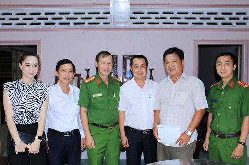 An Giang: Tặng sổ tiết kiệm cho thương binh, thân nhân liệt sĩ Công an nhân dân