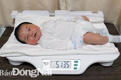 Bé trai sơ sinh có cân nặng 'khủng' hơn 5,1 kg