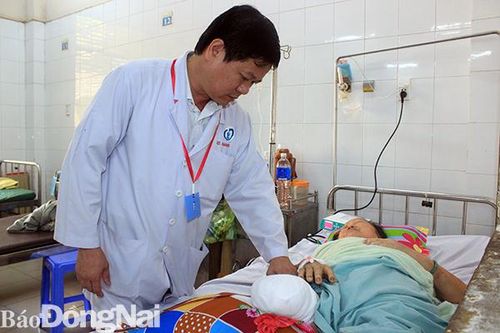 Phải cắt cụt chân vì tự ý đắp lá lên vết thương