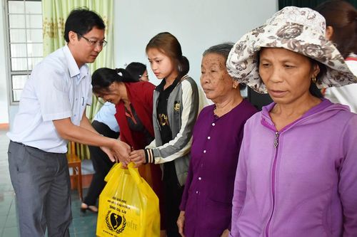 Gia Lai: Tặng 100 suất quà cho người khuyết tật, trẻ em có hoàn cảnh khó khăn