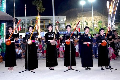 Xã hội hóa chợ đêm Na Hang