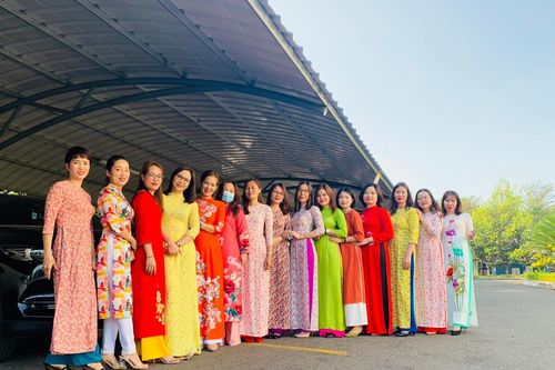 Hoa hồng trong lòng thép