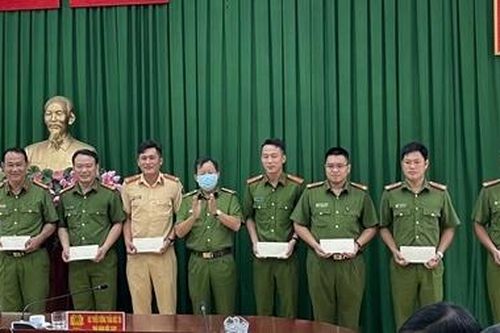 Công an TP Hồ Chí Minh trao hỗ trợ kinh phí cho 15 CBCS bị thương