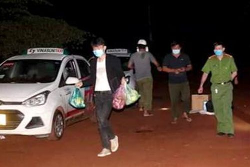 2 taxi gắn mác Vinasun chở 5 người Trung Quốc xuất nhập cảnh trái phép