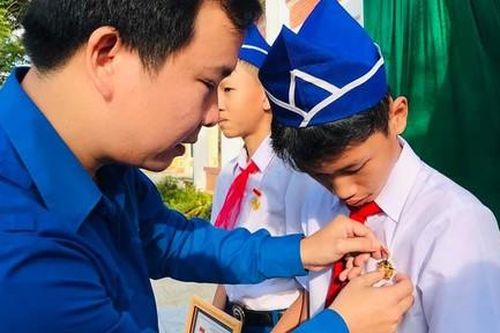 Tặng Huy hiệu 'Tuổi trẻ dũng cảm' cho 3 học sinh cứu người đuối nước