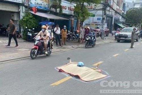 Tông vào thùng trộn bê tông do xe tải kéo, 1 người tử vong