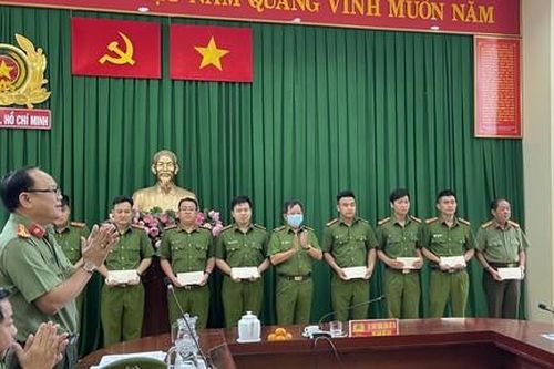 Trao hỗ trợ cho 15 CBCS Công an TPHCM bị thương khi làm nhiệm vụ