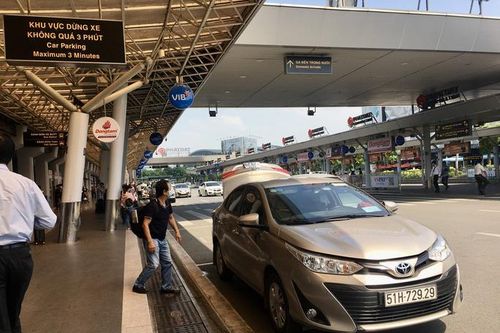 Trước 30/4, sân bay Tân Sơn Nhất phải lắp thêm 3 thang máy tại nhà xe