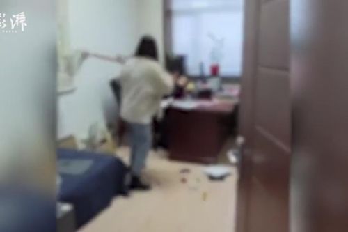 Bị quấy rối, cô gái cầm chổi lau nhà đập thẳng vào mặt sếp