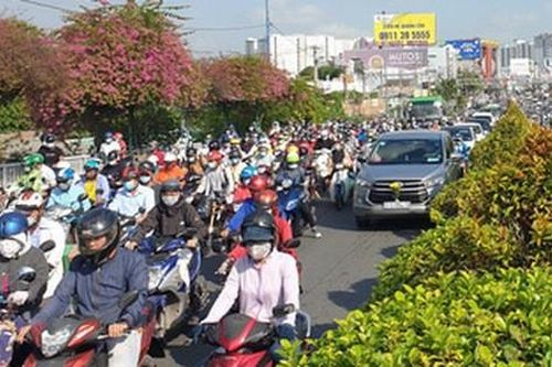 Cửa ngõ vào trung tâm Sài Gòn ùn tắc không lối thoát, ô tô và xe máy chen nhau dàn hàng kín mặt đường
