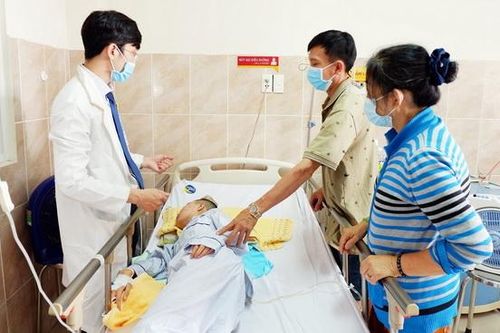 Nữ sinh lớp 12 đang khỏe mạnh bất ngờ đột quỵ, hôn mê sâu