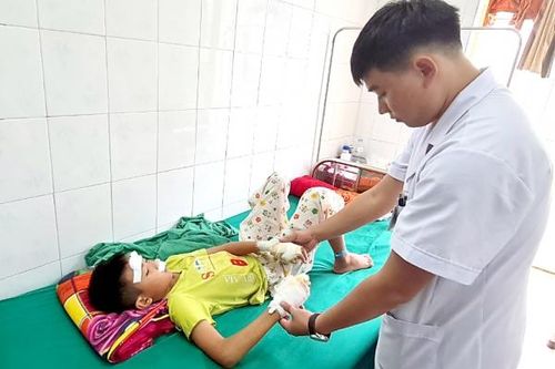 Rách giác mạc, dập 2 bàn tay do trẻ tự nối pin chơi