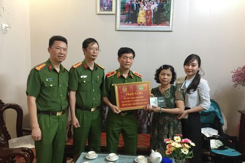 Cục Cảnh sát hình sự trao sổ tiết kiệm tặng thân nhân các gia đình liệt sỹ