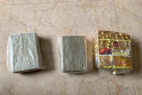 Gặp Cảnh sát, đôi nam nữ bỏ chạy lộ 4 bánh heroin
