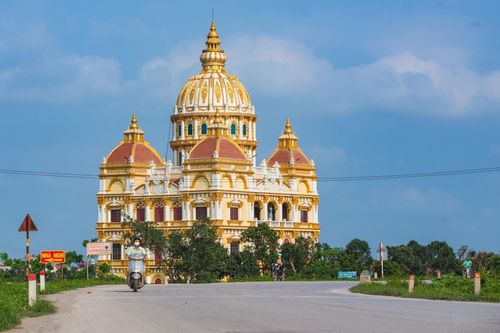 Bên trong tòa lâu đài màu vàng tự thiết kế của ông chủ lò gạch