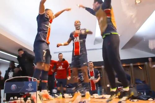Mbappe nhảy lên bàn ăn mừng sau khi loại Bayern