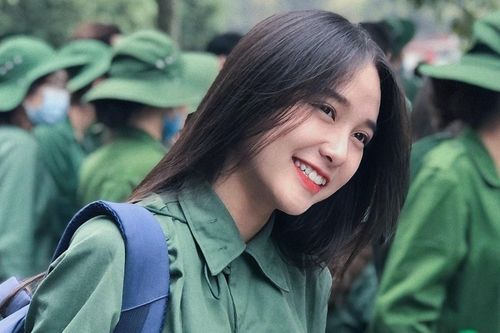 Nữ sinh ĐH Kinh tế Quốc dân được chú ý nhờ ảnh học quân sự