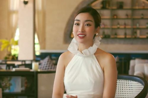 Đỗ Mỹ Linh thích thú trước vẻ đẹp của biệt thự biển Mũi Né