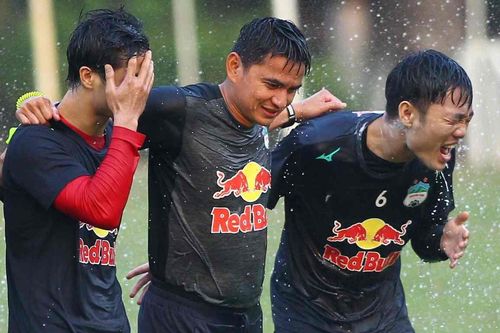 Kiatisuk được Văn Toàn té nước trong ngày Tết Songkran