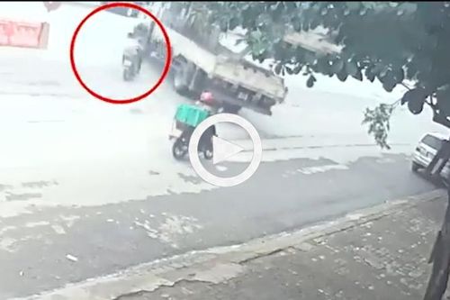 Không làm chủ tốc độ, nam thanh niên đi xe máy suýt chết dưới bánh xe tải