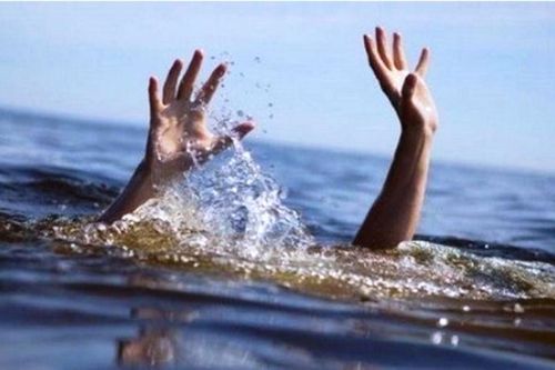Ba cháu nhỏ chết đuối dưới ao nước tưới cây