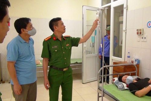 Thanh Hóa: Nữ trung tá công an ngất xỉu vì làm việc xuyên đêm cấp căn cước công dân