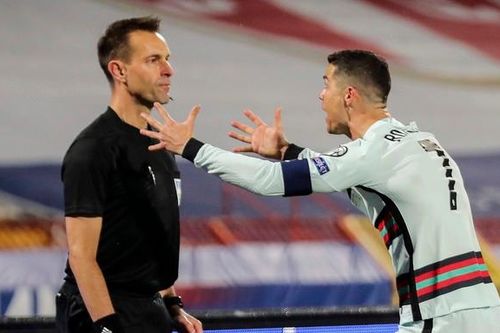 Trọng tài 'cướp' bàn thắng của Ronaldo nhận án phạt