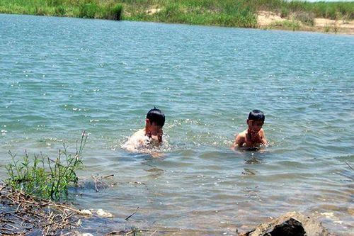 9 học sinh rủ nhau tắm sông Đà, 2 em bị nước cuốn mất tích