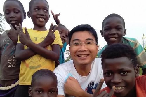 Vợ chồng bác sĩ Việt Nam ươm mầm xanh tại Angola