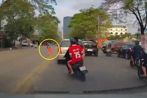 Mẹ bế con đi bộ qua đường, bị thanh niên phóng xe máy vượt ẩu tông trúng
