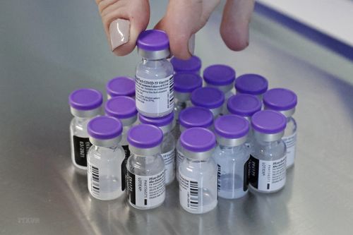 Pfizer tăng tốc sau khi Mỹ dừng tiêm vaccine Johnson & Johnson