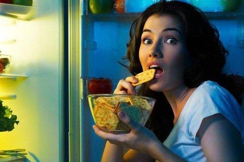 Cứ tưởng tốt nhưng ăn tối theo thói quen này vừa sinh bệnh vừa giảm tuổi thọ