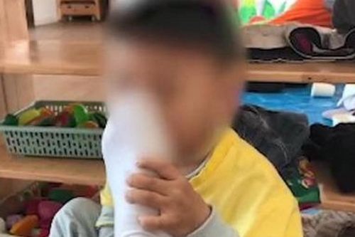 Thầy giáo ép trẻ mầm non ngửi chân để 'rèn luyện từ bé' gây phẫn nộ