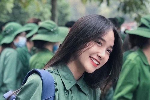 Nữ sinh trong màu áo xanh quân sự 'đốn tim' dân mạng bởi nụ cười tỏa nắng