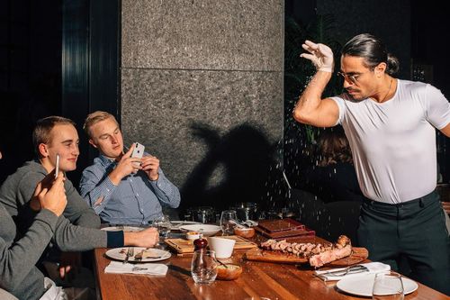 Salt Bae, 'thánh rắc muối' nổi đình đám MXH bị kiện 5 triệu USD vì lý do bất ngờ