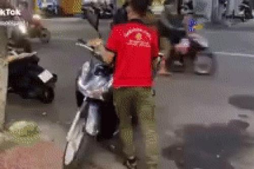 Anh thanh niên với kỹ thuật dắt xe cực 'mượt' khiến dân mạng thích thú: 'Nhà này 3 đời dắt xe...'
