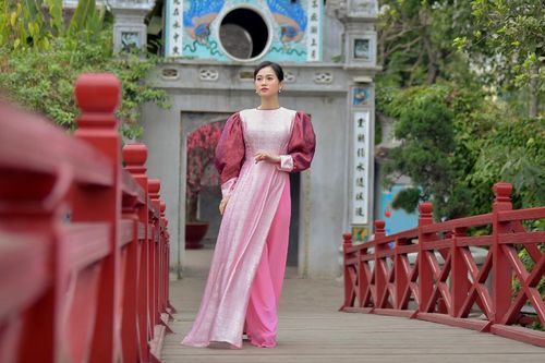Lâm Vỹ Dạ đẹp thanh tân, trang nhã trong bộ ảnh áo dài giữa thủ đô