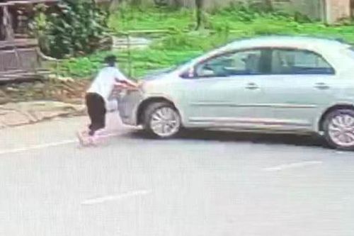 Bé gái chặn đầu xe ô tô của kẻ đã mua 2 két bia không trả tiền