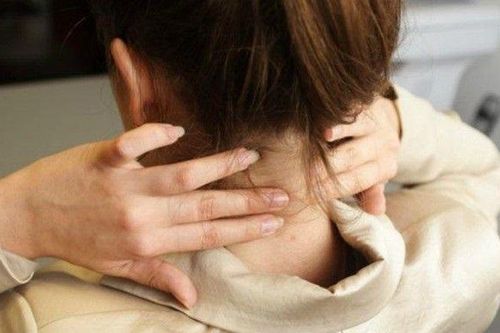 Cô gái 23 tuổi liệt nửa người bên trái chỉ vì thói quen thường xuyên bẻ cổ
