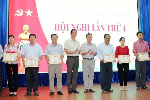 Chợ Mới: Khen thưởng 8 tập thể có thành tích xuất sắc trong thực hiện 4 đề án