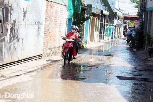Nước thải tràn ra hẻm