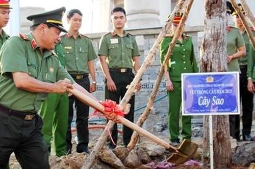 Công an TP Cần Thơ phát động phong trào trồng cây xanh